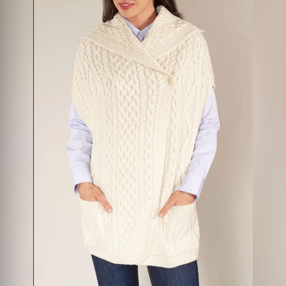 NWT Blarney Wool Womenās Cape With Buttons 100% Merino Wool From Ireland. M/L